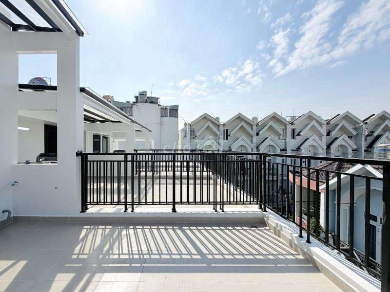 🌳 🚘 Nhà mặt tiền - Xe hơi ngủ nhà - CV Gia Định - Giảm 1 Tỏi.