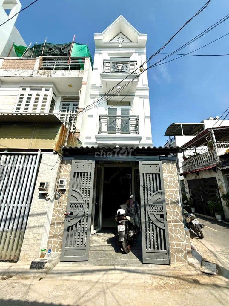 HOT QUẬN 12 NHỈNH 4 TỶ - HẺM XE HƠI - 3 TẦNG KẾT CẤU - SỔ VUÔNG FULL