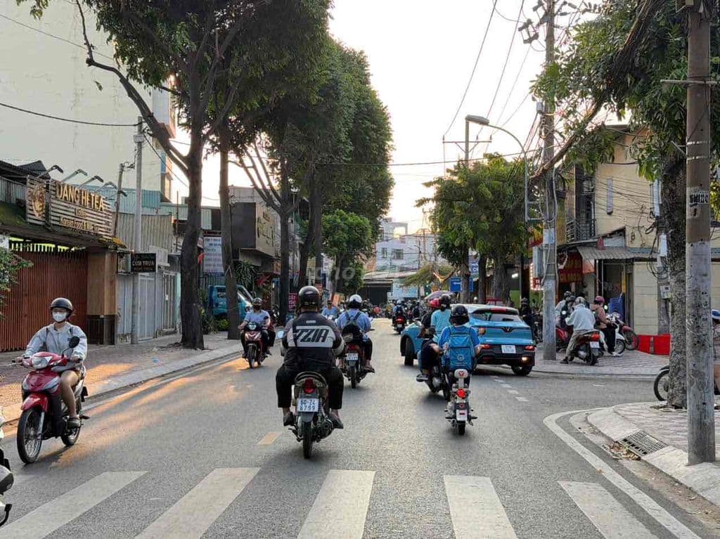 Nhà 3 Tầng Đẹp Kiên Cố Ngang 7,2M Sát Mặt Tiền Đường Linh Trung -