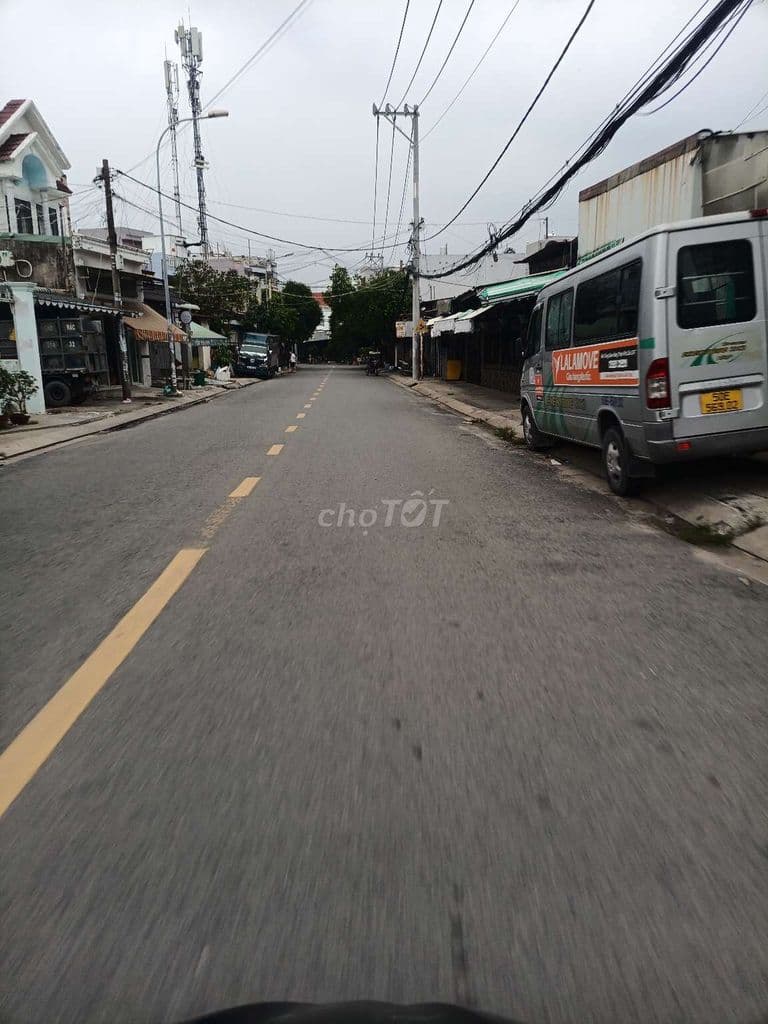 Nhà đúc lầu, 2 phòng ngủ, balon rộng. sau Nhà Mặt Tiền