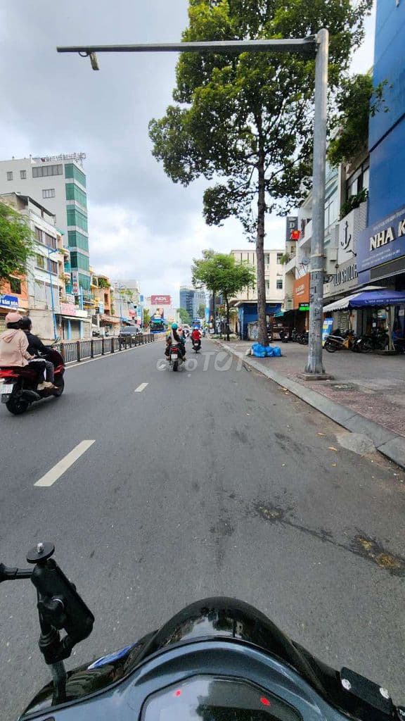 BÁN NHÀ HẺM XE HƠI LÊ VĂN DUYỆT, 5 TẦNG SÁT QUẬN 1 GIÁ 9,5 TỶ.