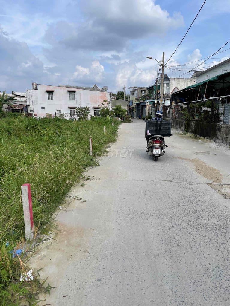 chỉ còn 1 lô 2ty850tr đường thông xe hơi đậu cửa tại Đông Thạnh HM