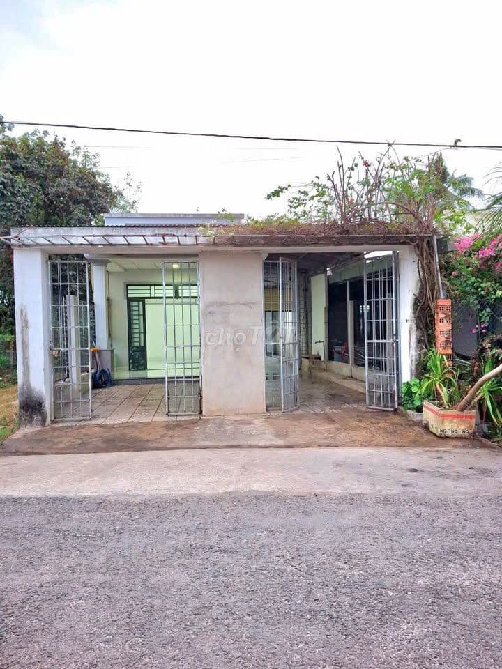 Kẹt ! Cần bán gấp căn nhà cấp 4 ở Đ. Hồ Văn Tắng 135m2 -SHR- giá 745tr