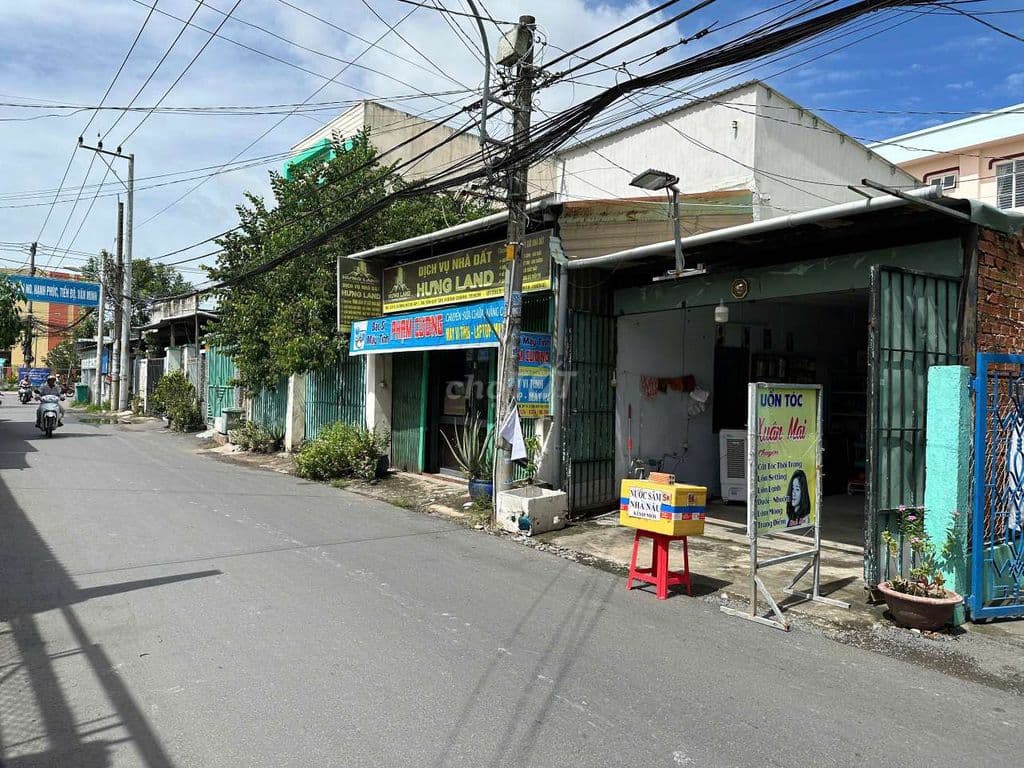 Bán nhà MTKD ngay Đoàn Nguyên Tuấn gần Chợ Hưng Long.