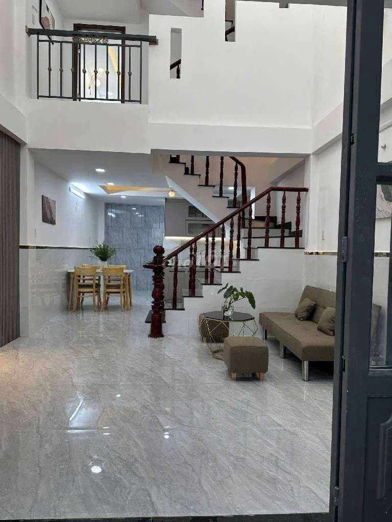 Nhà ngay ngã tư bốn xã gần Đầm Sen , 4 tầng, 4 PN, chỉ hơn 5 tỷ