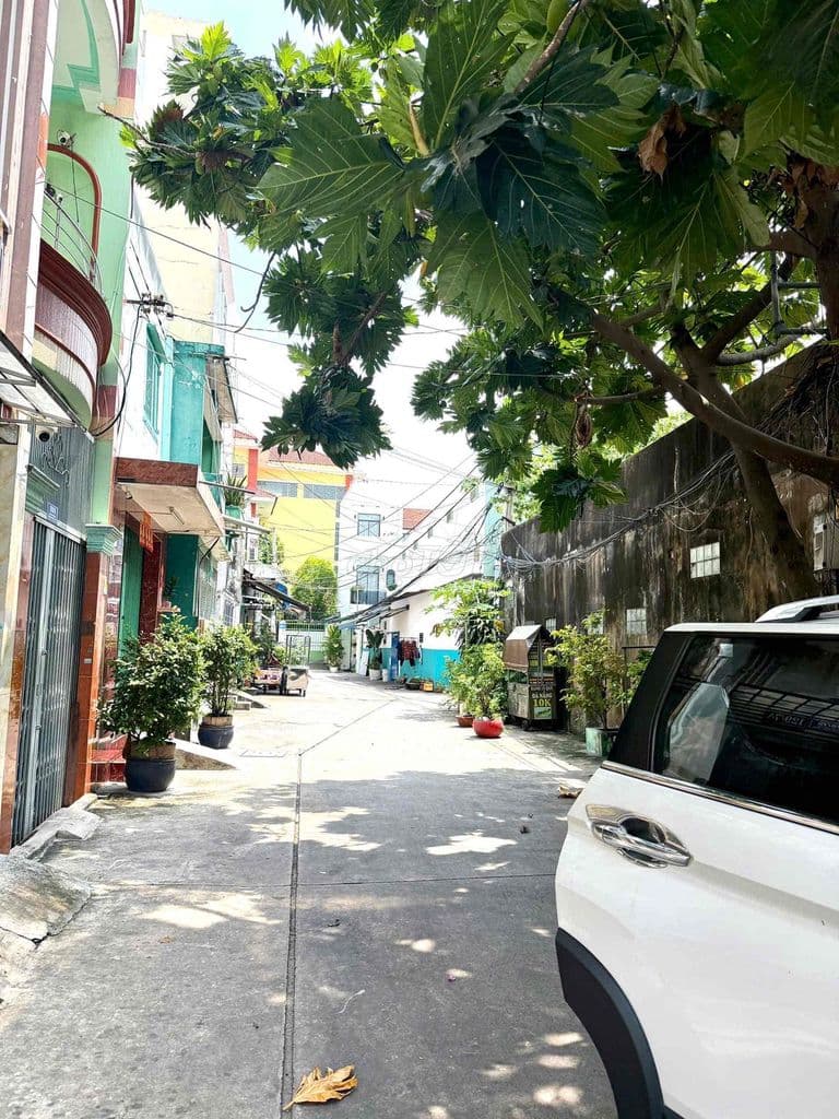 Chính chủ cần bán gấp nhà quận 11, nhà 3 tầng sát mặt tiền