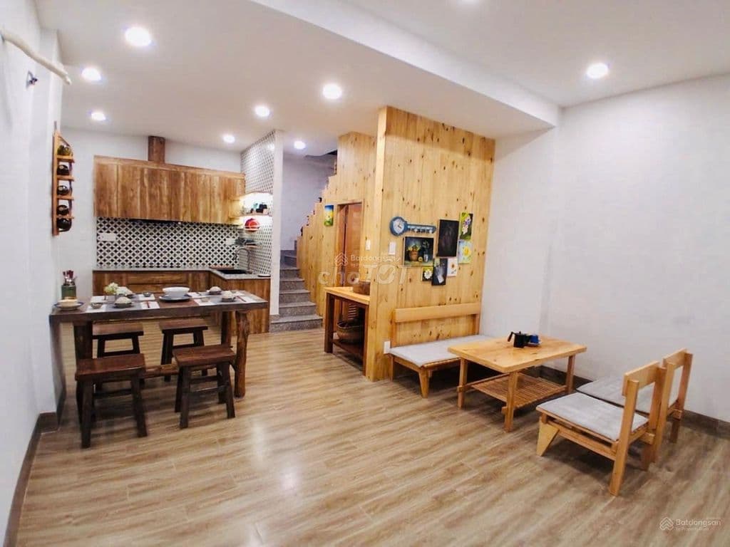 Nhà đẹp full nội thất dọn vào ở ngay . Hẻm xe hơi tới nhà .