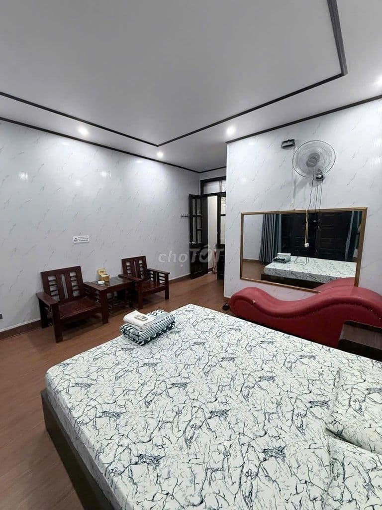 Chính chủ cần sang nhượng gấp nhà nghỉ 4 tầng đang kinh doanh tốt