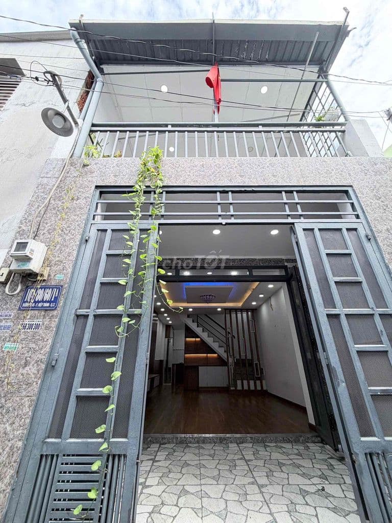 NHÀ ĐÚC 1 LẦU 2 PN . 2 TOLET . NGAY CẦU VƯỚT TÂN THỚI HIỆP KẾ BÊN GV