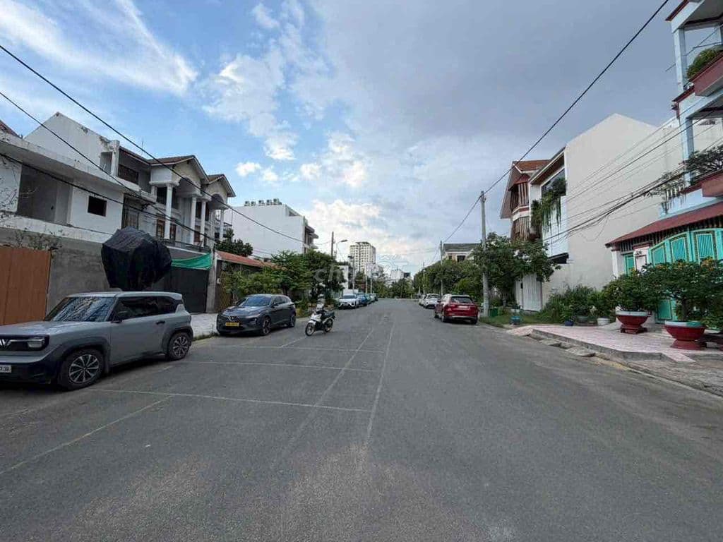 BÁN LÔ ĐẤT ĐƯỜNG 20 MÉT (6x20,5) sau lưng GiGamall