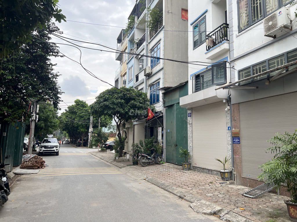 ĐẤT ĐÔNG NGẠC- PHÂN LÔ VỈA HÈ Ô TÔ TRÁNH TRƯỚC NHÀ- GẦN TRƯỜNG, CHỢ.