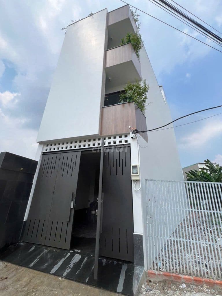 Bán nhà mới xây 100% có thang máy, sân vườn