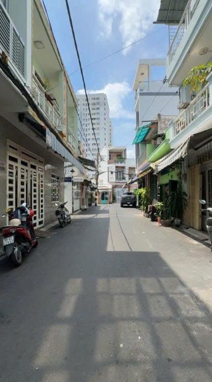 Hẻm xe hơi quay đầu - Gần Đầm Sen - 30m2 ngang 4m - 5 tầng.