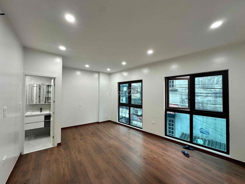 Ô tô đỗ cổng phố Giải phóng nhà đẹp dân xây 2 thoáng thông báo quy hoạ