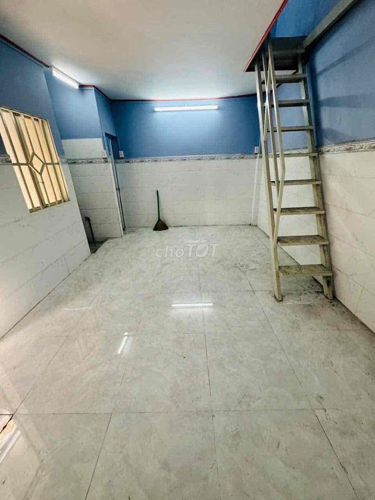 Nhà quận 4 hiện hữu gần đường - Ảnh 3