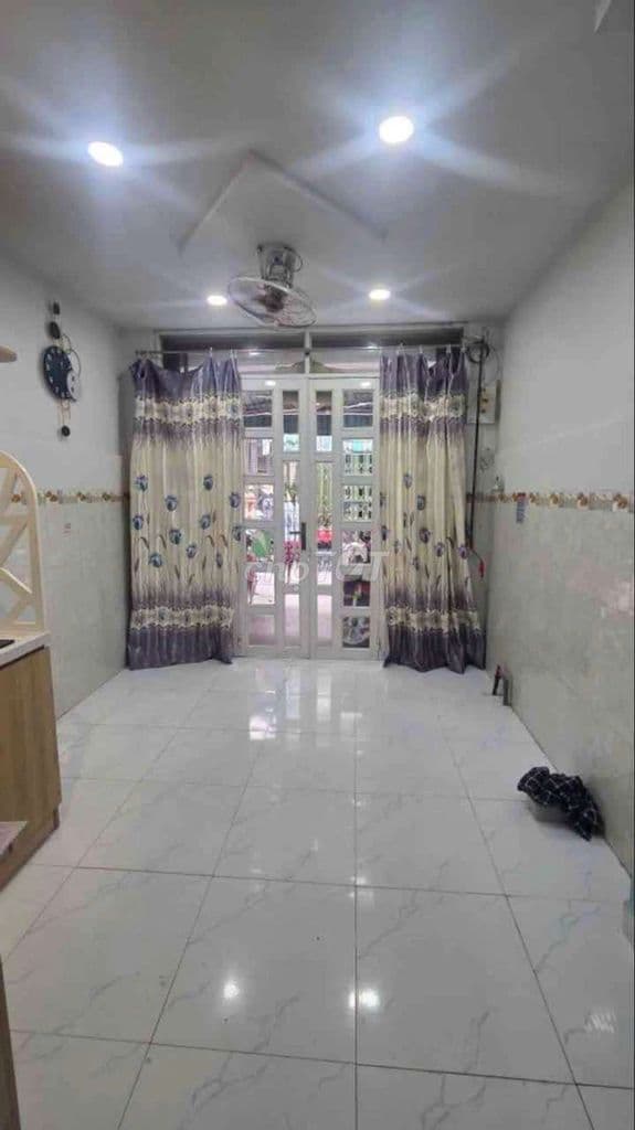 Lạc Long Quân - Quận 11 - hẻm 5m - 2PN 2WC - Giá chỉ hơn 2 tỷ