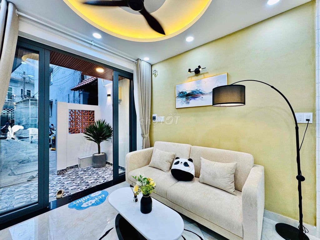 Nhà đẹp full option gần sân bay - Ảnh 2