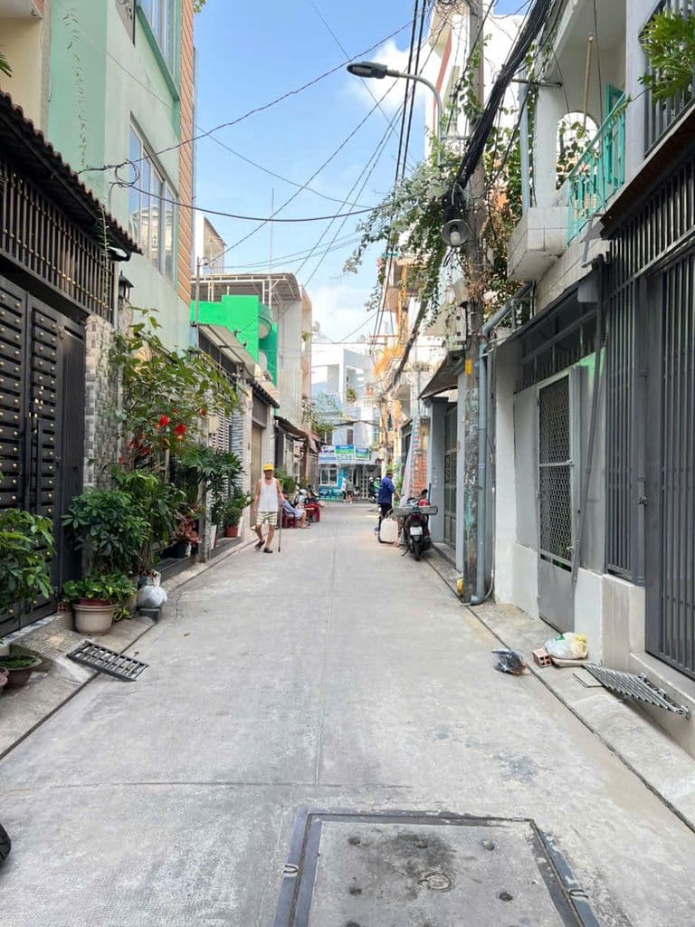 Nhà mới xây. Full Nội Thất. Hẻm Xe Hơi. 4,3m x 15m. Giá chỉ 13,9 tỷ