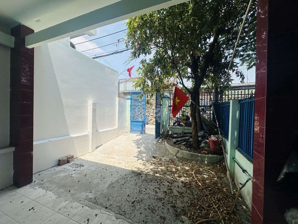 GIÁ TỐT KHU VỰC CẦU VƯỢT GÒ DƯA_NHÀ C4_88 M²_HẺM XE HƠI_CHỈ 4,5 ĐỒNG. - Ảnh 2