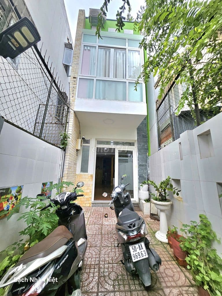 Mua bán nhà quận 4, 78m2 đất, hẻm rộng, xe hơi đậu sát nhà, 3 Tầng !