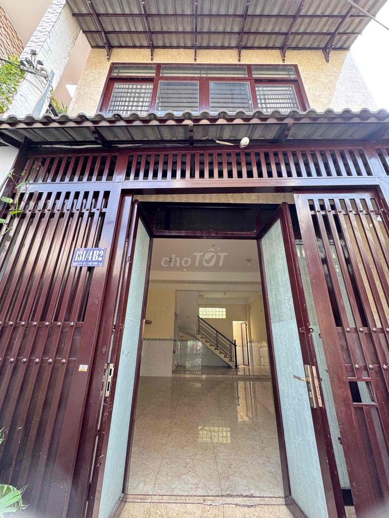 Nhà 2 lầu hẻm thông. 5,45m nở hậu 5,58x12m. Sát mặt tiền. Mái đúc.