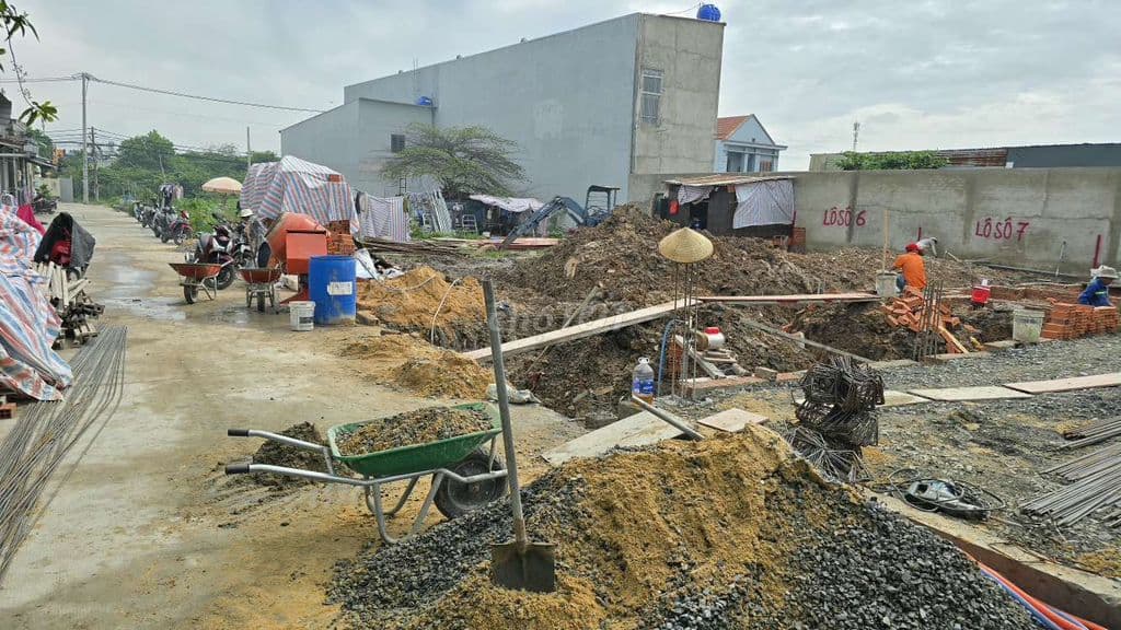 GIA ĐÌNH CẦN BÁN LÔ ĐẤT FULL THÔ CƯ DT: 5 X 20 ĐƯƠNG BÊTÔNG 6M THÔNG