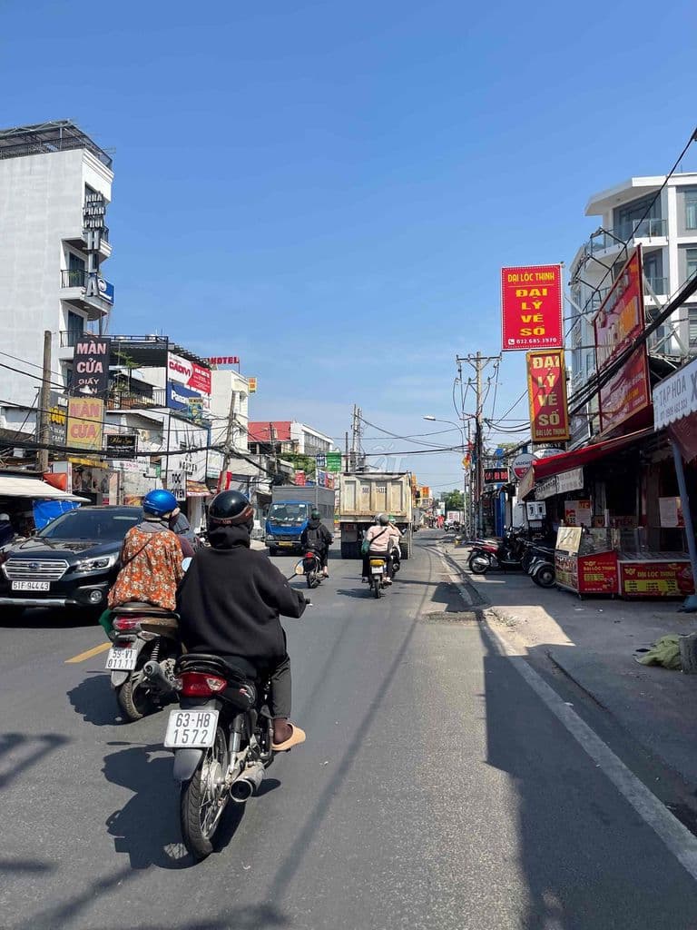 Mặt Tiền Đỗ Xuân Hợp, gần chợ Phước Long B quận 9 Dt: 285m giá 32 tỷ