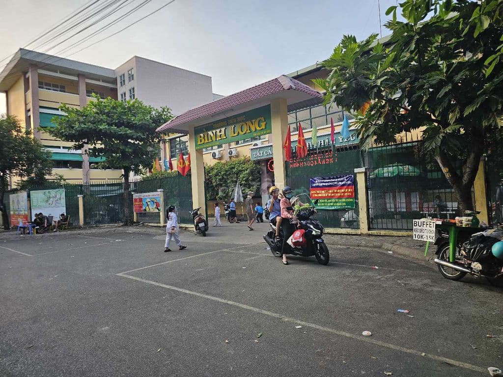 Nhà góc mặt tiền đường số 4, Bình Tân. Đang kinh doanh quán ăn.