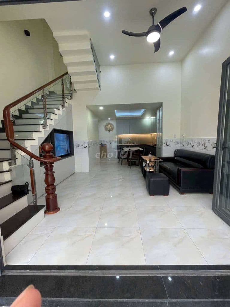 Bán nhà 1 tr 2 lầu và sân thượng ngay ngã tư ga - Ảnh 2