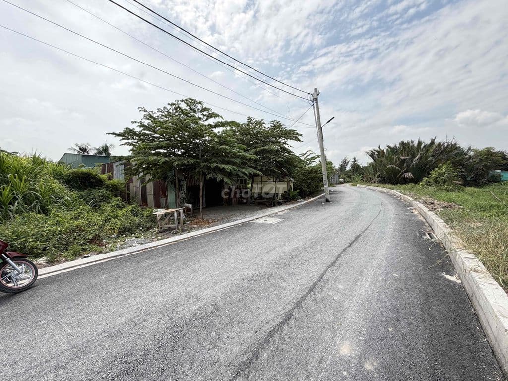 Bán đất mặt tiền hẻm 94 vườn lài gần sông vàm thuật