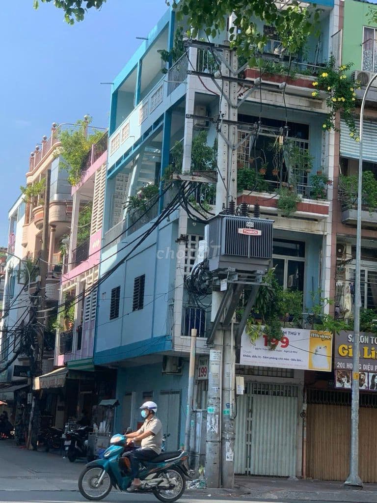 Bán gấp nhà 2 mặt tiền Hoàng Diệu Q4, khu sầm uất, không ngập