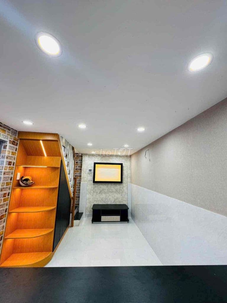 nhà nguyễn kiệm ngay CV gia định gần sân bay. 1 lầu 2 pn 2 tolet. SHR
