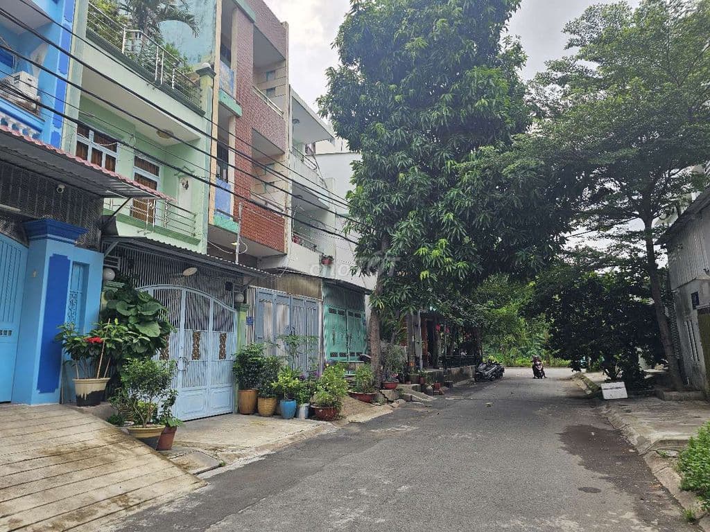 NHÀ MẶT TIỀN - 3 TẦNG - DT 4X18 - ĐƯỜNG NHỰA