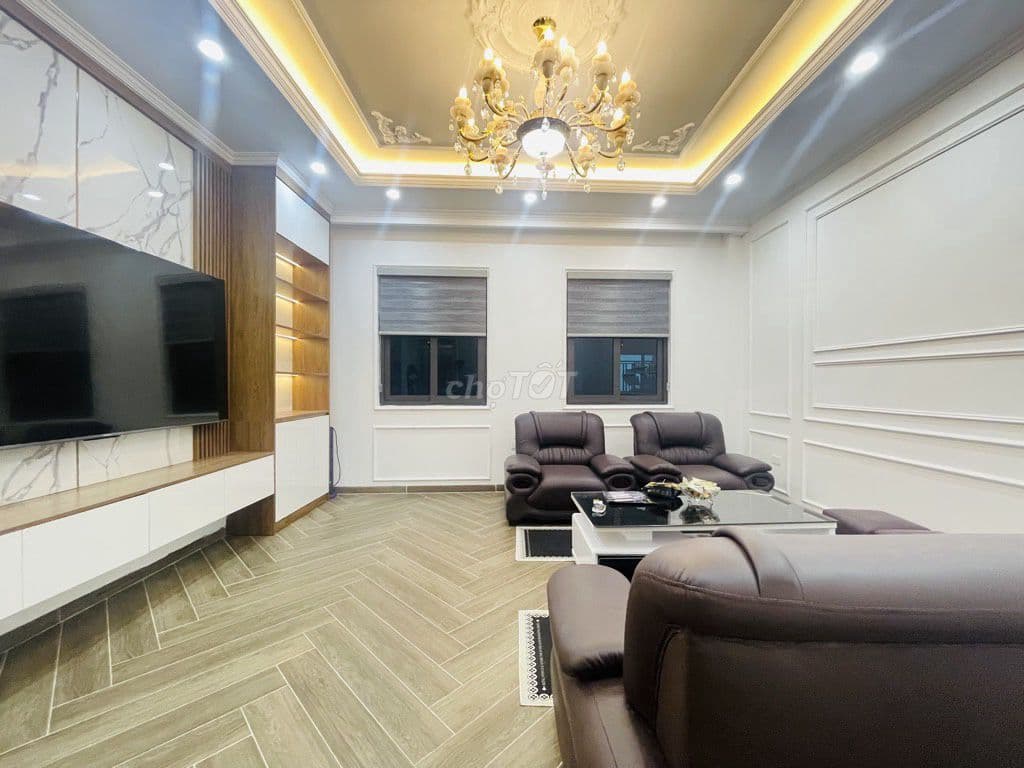 NHÀ PHẠM VĂN ĐỒNG 45 M2 X 7T THANG MÁY FULL NỘI THẤT NHỈNH 14 TỶ.