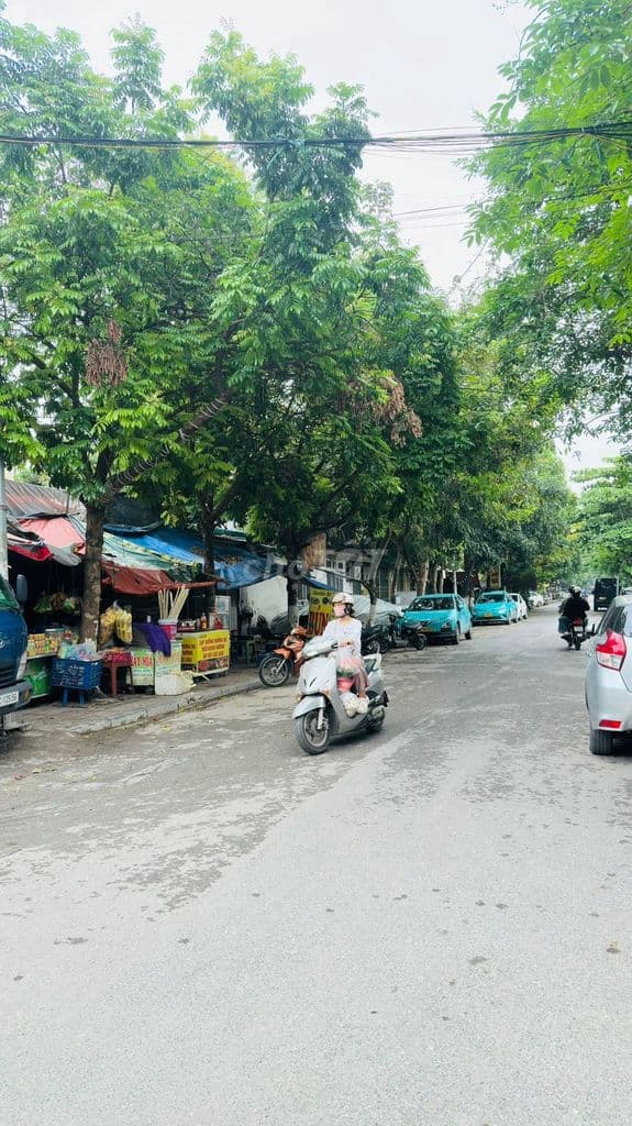 bán nhà lô góc tại HOÀNG QUỐC VIỆT mặt tiền rộng