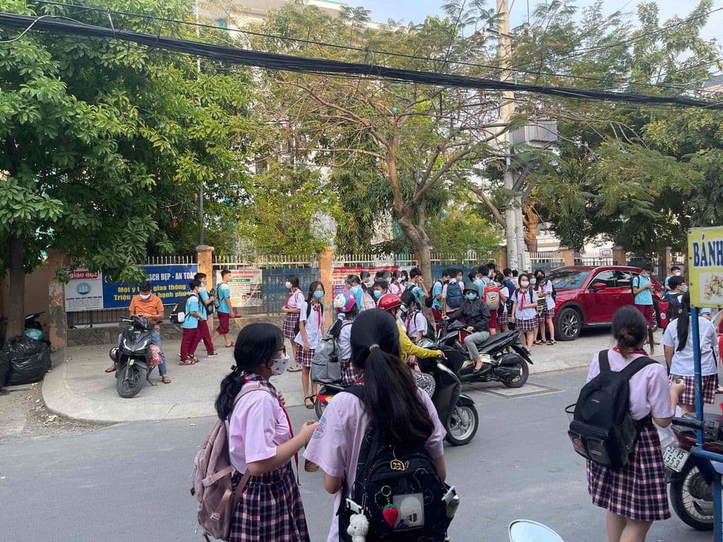 cần bán gấp nhà mặt tiền đường tiện kinh doanh buôn bán