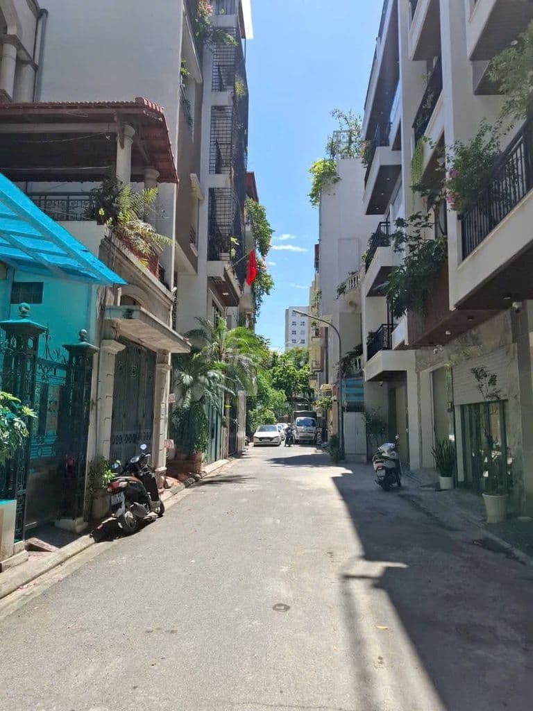 Bán nhà 5 tầng thang máy Nguyễn Văn Cừ, Long Biên, full nội thất