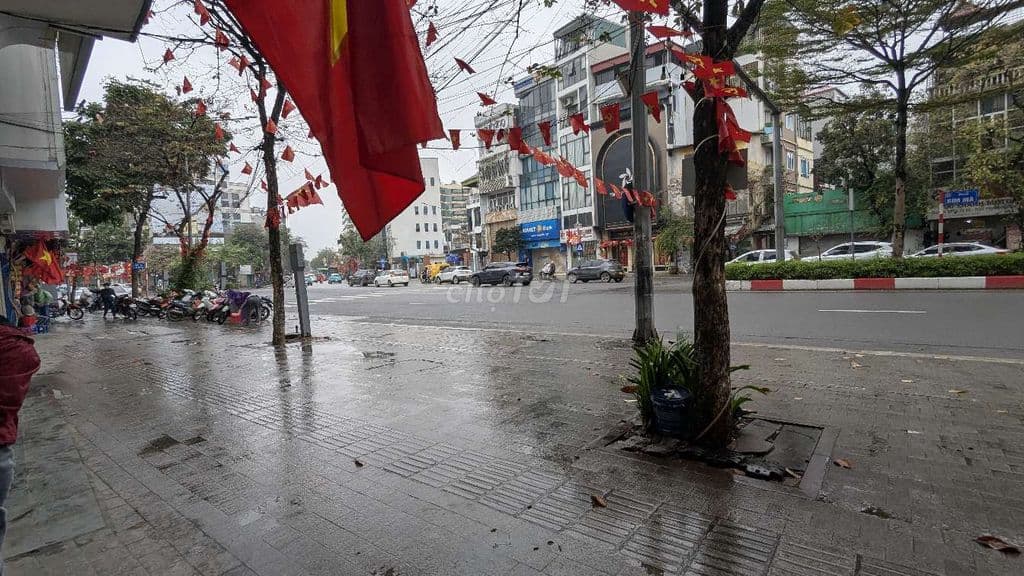 Kinh doanh mặt phố Kim Mã (đối diện bến xe Kim Mã) 32m2 x 2 tầng