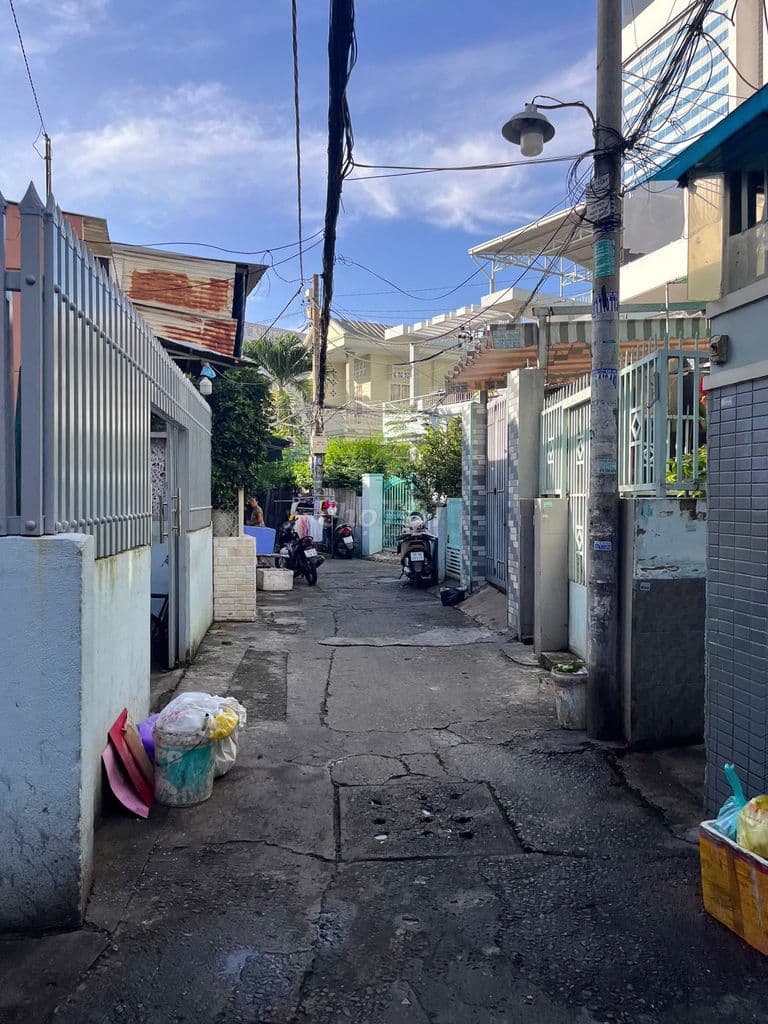 NHÀ ĐẸP MỚI SỬA CHỮA, GẦN CẦU CHÁNH HƯNG, SHR đầy đủ