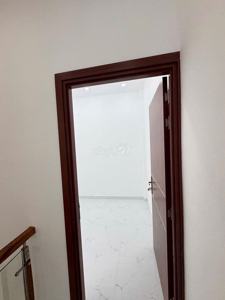 Nhà Đẹp / Giá rẻ dưới 3 tỷ , 2 phòng ngủ , sát bên Tân Phú