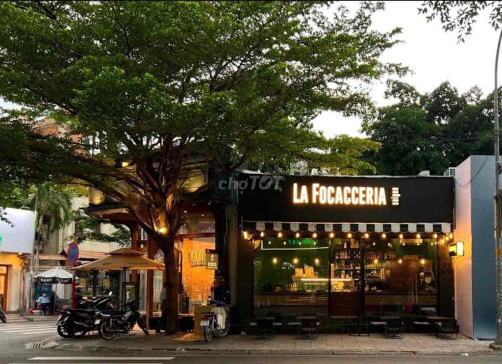 Cần sang gấp Tiệm Bánh Mì Ý . Mặt bằng đệp nhiều khách Tây