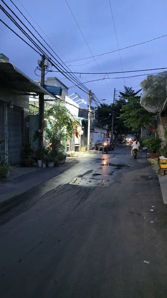 Nhà Nguyễn Ảnh Thủ 5.4x18m xây 2 tầng 4PN, có sân trước nhà rộng rãi - Ảnh 2