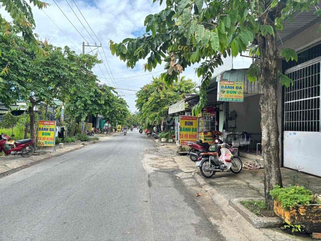 Bán Đất có sẵn Kho và nhà C4, mặt tiền XTT32, Hóc Môn