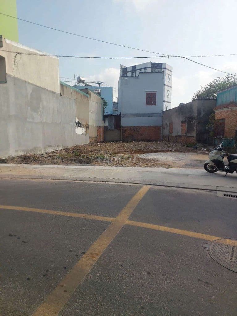 Đất bán mặt tiền TTT16Biss nhựa rộng 10m dt 5,5x19,Hôc môn,hcm ,4ty5