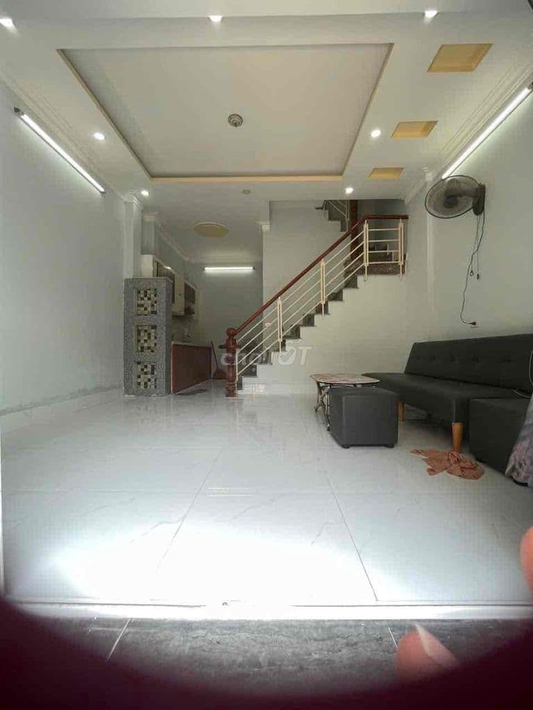 Nhà mới dọn vào ở liền 4,5 x 8M 1 lầu đúc gần chợ.