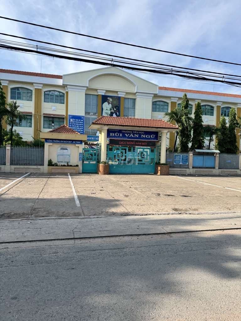 Bán Đất ,Ngang 10M 200M2 , Giá : 6.xTỷ ,Đường Phan Văn hớn,Bà Điểm HM