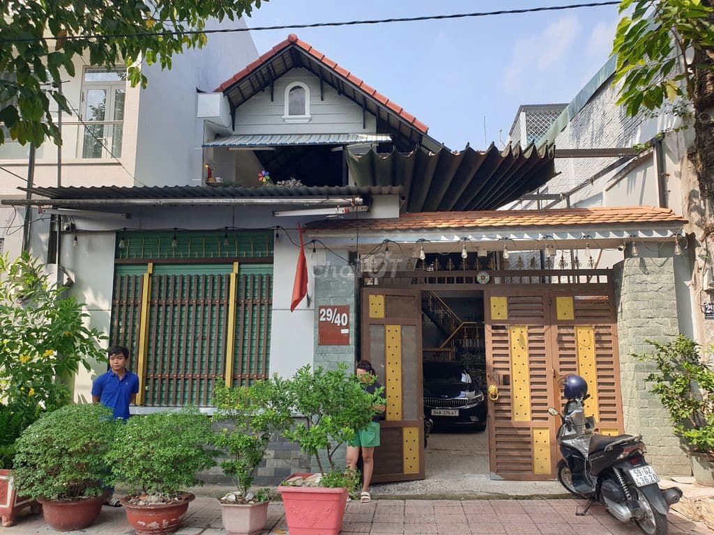 Biệt thự mini 8x20m, 1 lầu + mái ngói, đường 10m, gần chợ Bà Điểm HMon