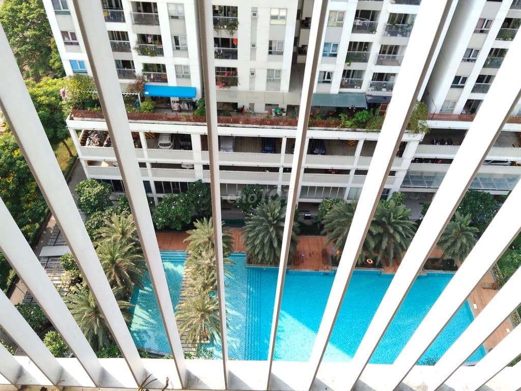 Bán gấp 2PN, 76m2, Luxgarden Q7, full nội thất, sổ hồng sẵn