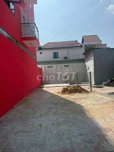 Đất bán mặt tiền đường Trần Văn Mười,Hóc Môn, dt 5 x 27 m, giá 9 tỷ.