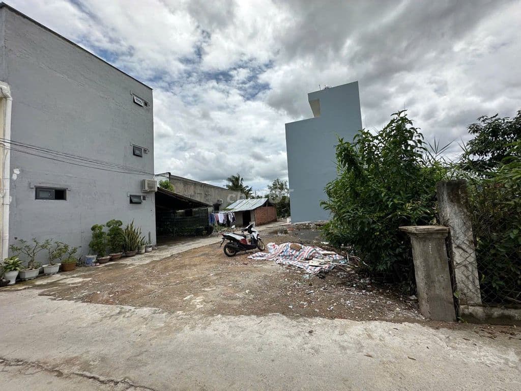 Đât nhà bè lê văn lương 126m2 hẻm xe hơi